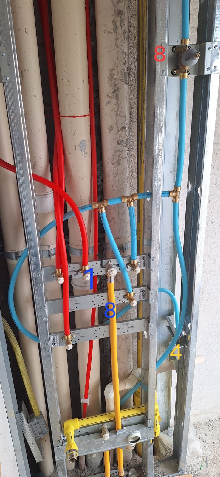 Prumadas hidráulicas em PEX com água quente e fria